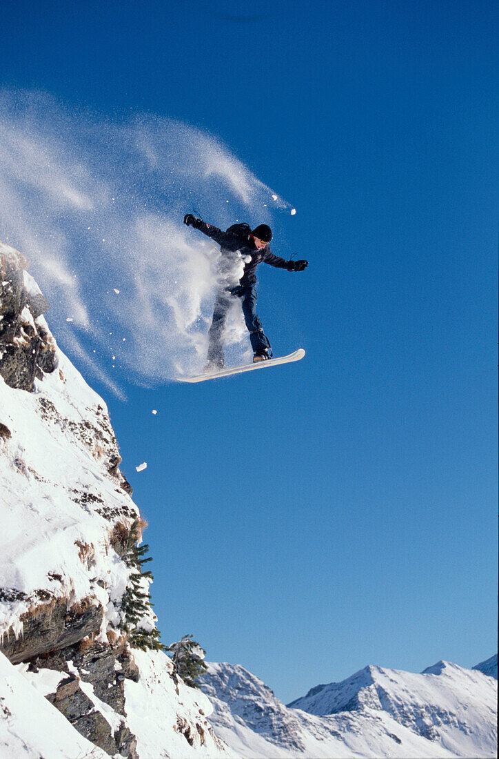 Snowboarding, Freeriding, Cliffjump, Obertauern Oesterreich