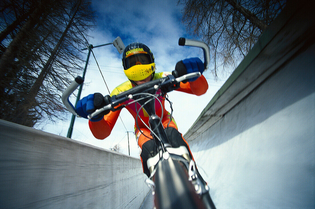 Mountainbiker in der Bobbahn, Eiskanal Contina d´Ampezzo, Italien