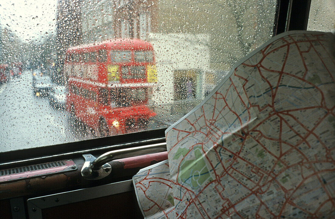 Blick auf Stadtplan verregnetes Busfenster, London, England, Großbritannien