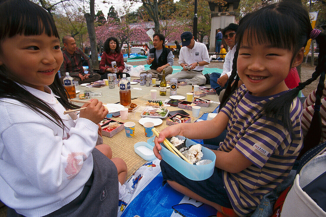 Kirschblütenfest beim Yasaka Tempel, Kyoto, Japan