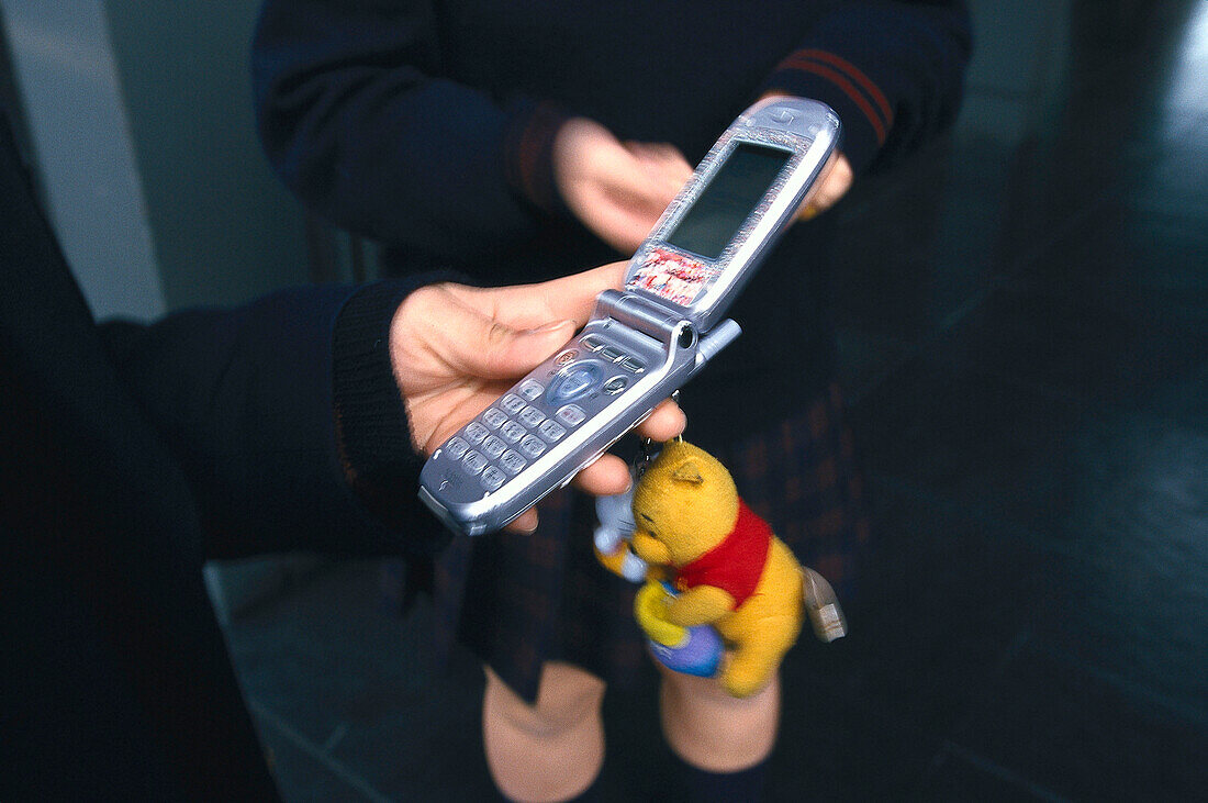 Schuelerin mit Handy, Tokyo Japan