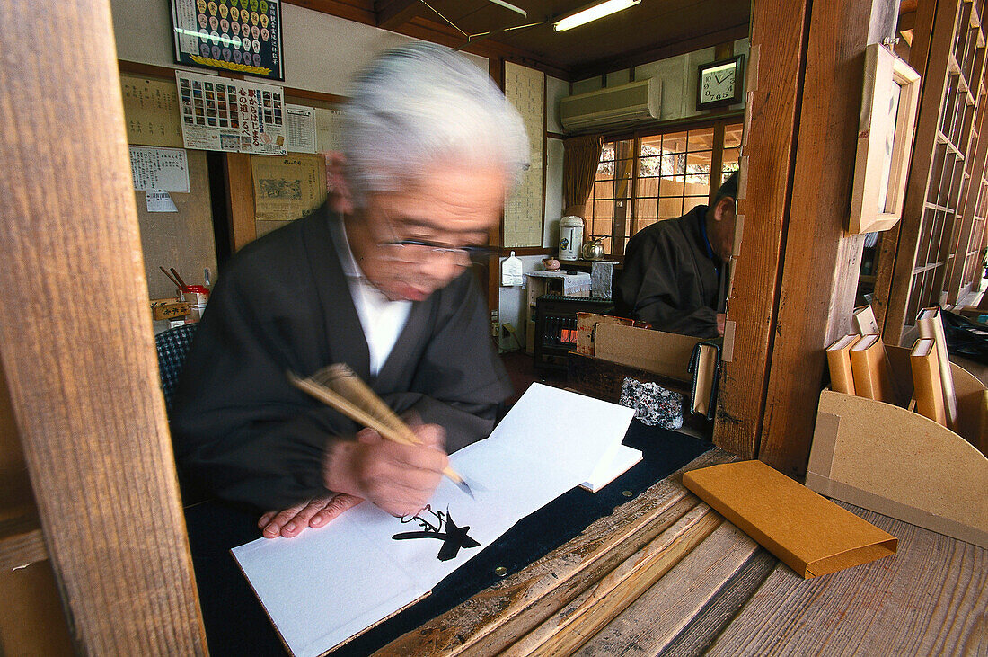 Alter Mann zeichnet auf Papier, Kiyomizu-Tempel, Kyoto, Japan