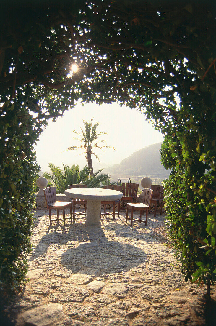 Blick auf sonnenbeschienene Terrasse im Garten des Hotel Son Net, Puigpunyent, Mallorca, Spanien