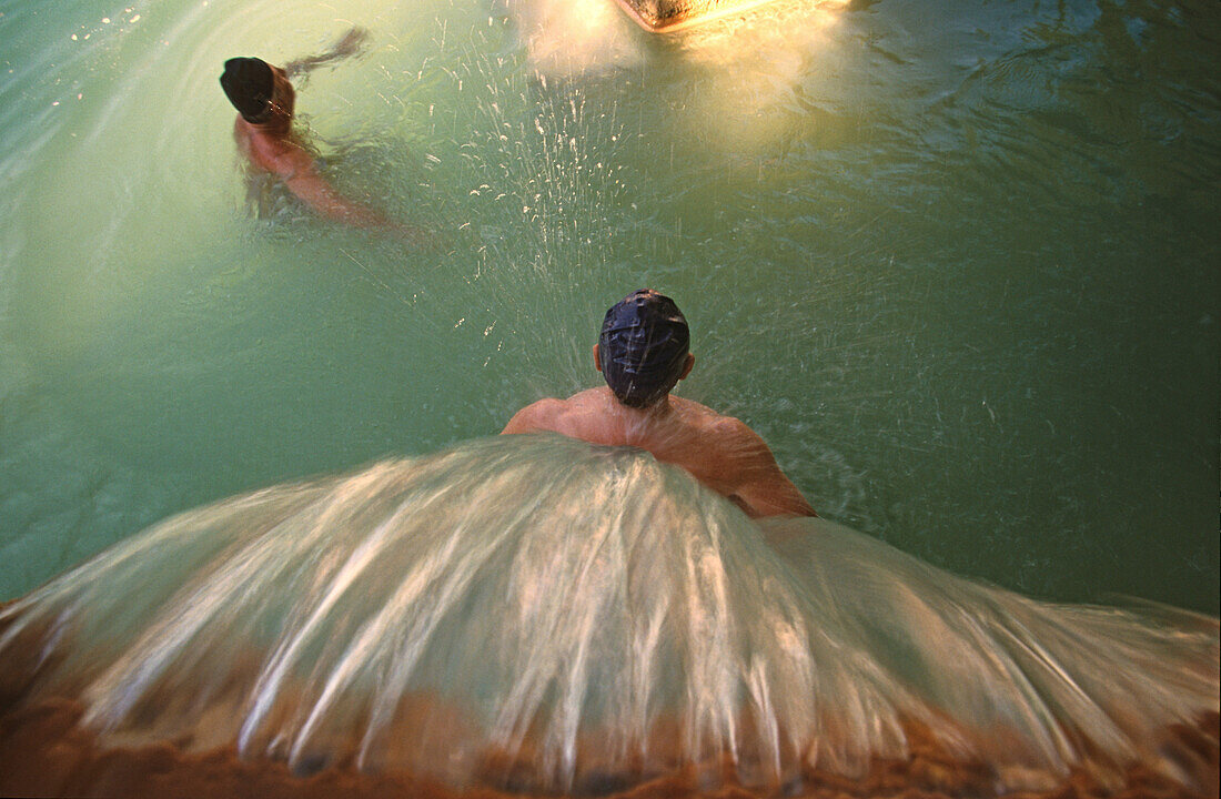 Menschen im Pool des Hotels, Bagno Vignoni, Toskana, Italien