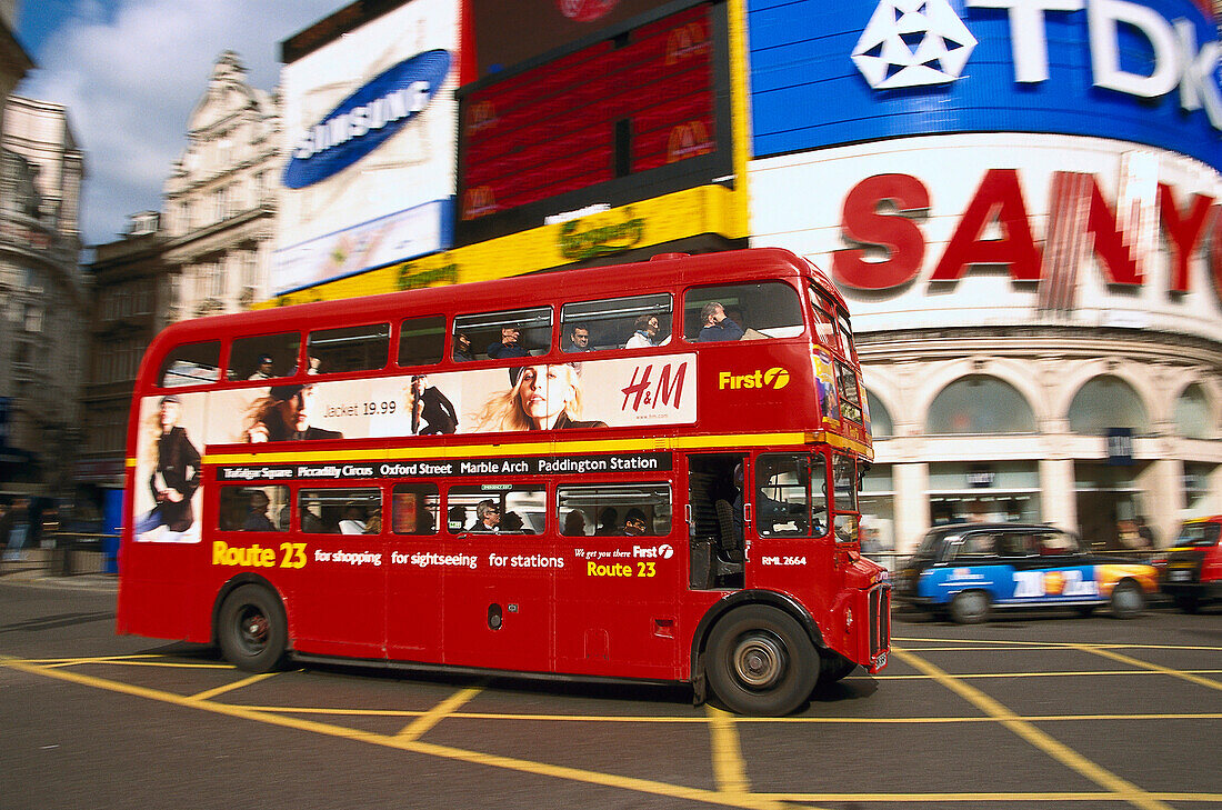 Ein roter Doppeldeckerbus, London, Grossbritannien