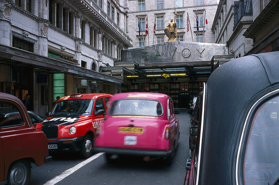 Taxis vor dem, Savoy Hotel London, Großbritannien