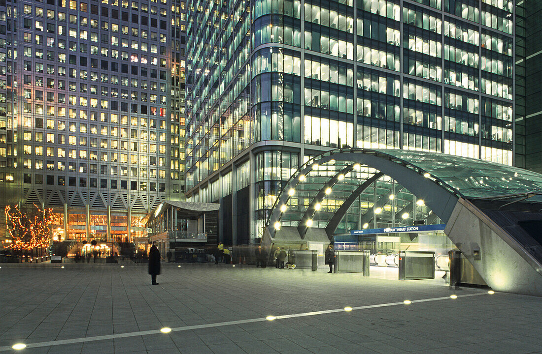 Beleuchtete Hochhäuser und U-Bahnstation im Hafenviertel, Canary Wharf, Docklands, London, Großbritannien