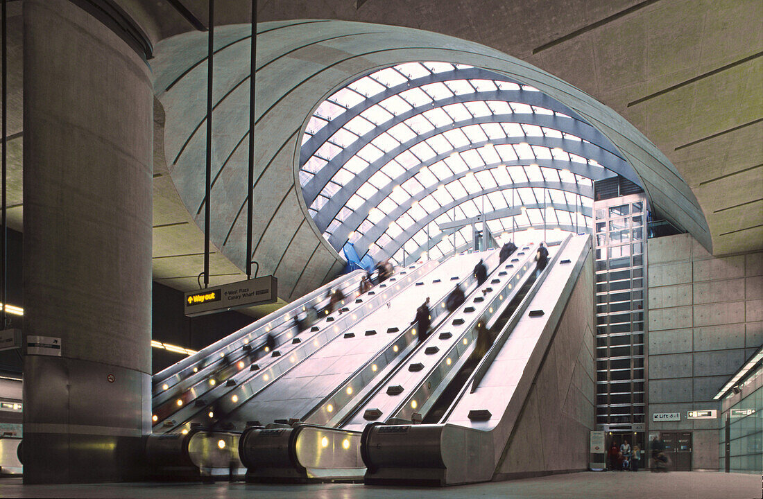 Menschen auf der Rolltreppe der U-Bahnstation, Canary Wharf, London, Großbritannien