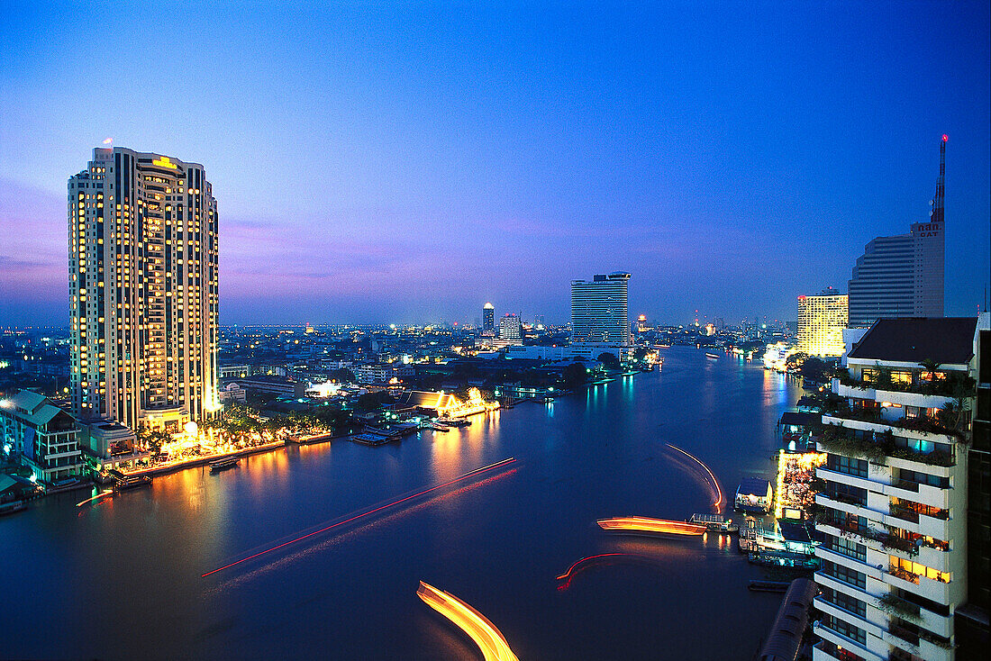 Blick auf die Hotel Peninsula am Fluss Chao Phraya am Abend, Bangkok, Thailand