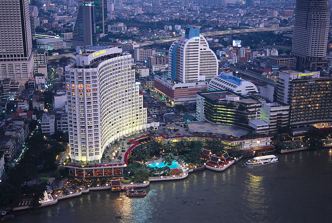 Hotel complex at a river in the evening, Hotel Shangri-La, Bangkok, Thailand, Asia