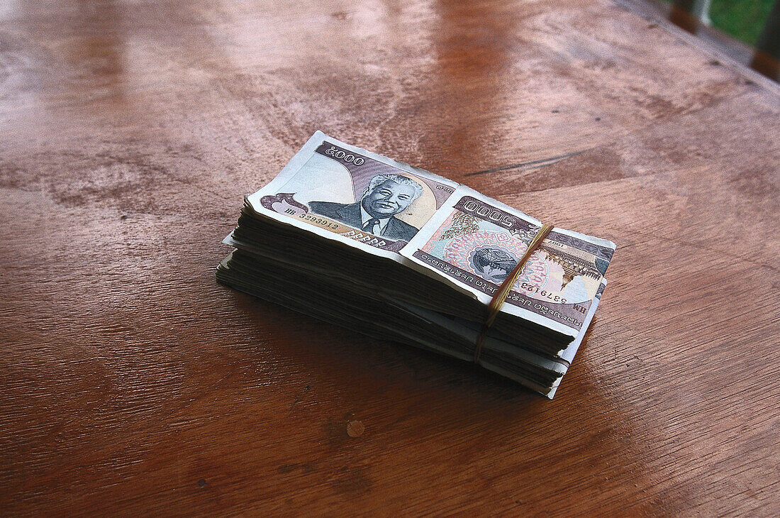 Buendel Kip-Noten, entsprechen 100US$, Laos