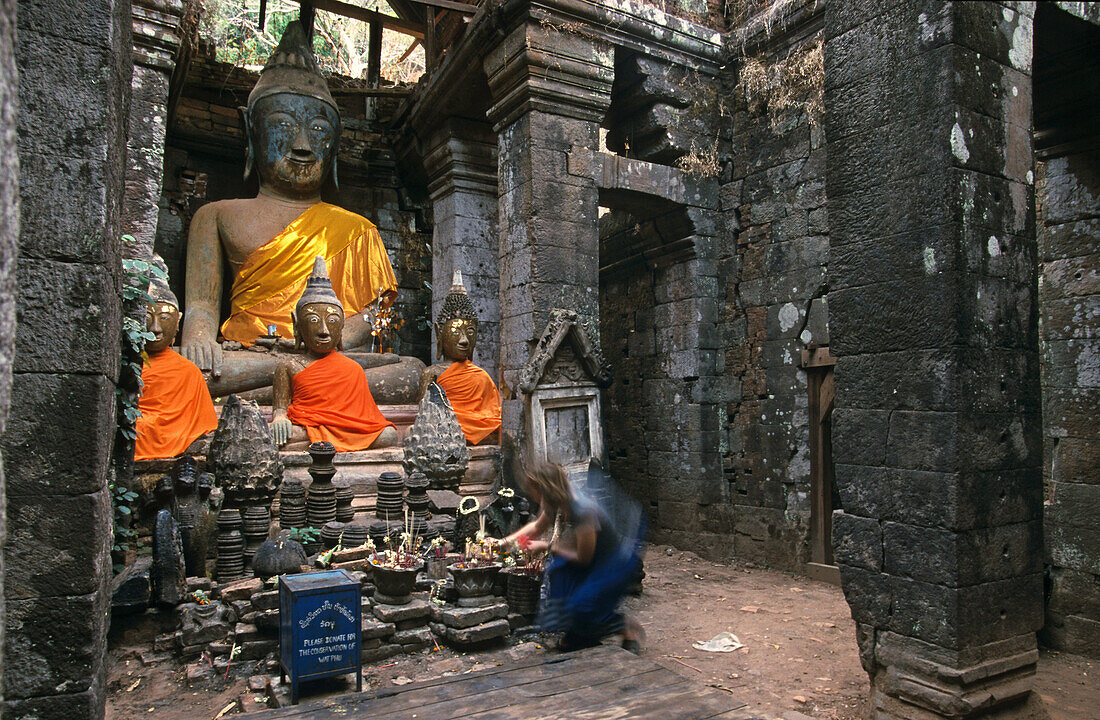 Buddhastatuen in der Tempelanlage Wat Phu, Laos