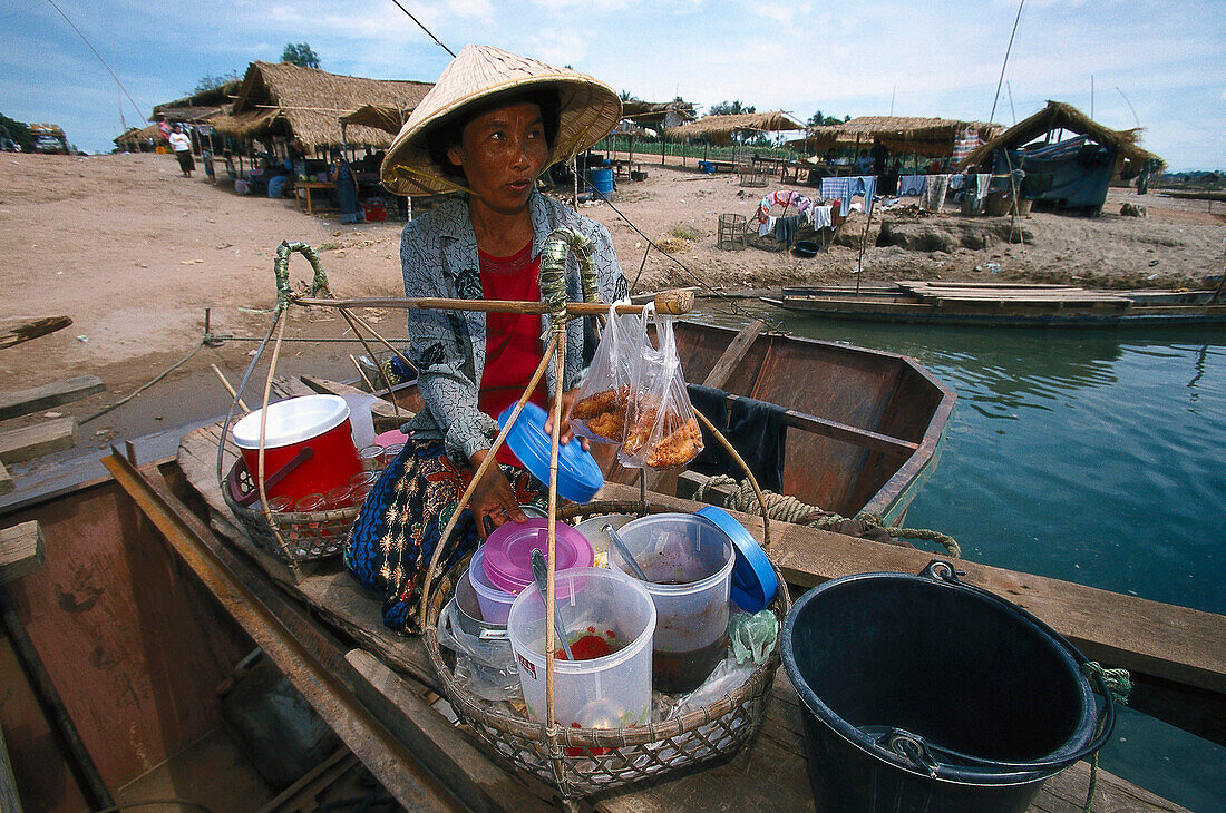 Autofaehre ueber den Mekong River, Champasak, Suedlaos Laos