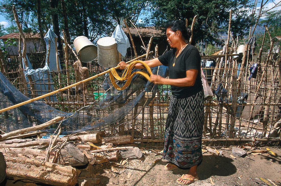 Heimarbeit Weben, Faerben der Seide, Dorf, Salavane-Provinz Laos
