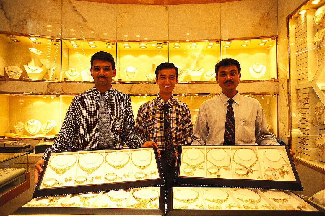 Drei Männer zeigen Goldschmuck, Dubai Stadt, Vereinigte Arabische Emirate, Vorderasien, Asien