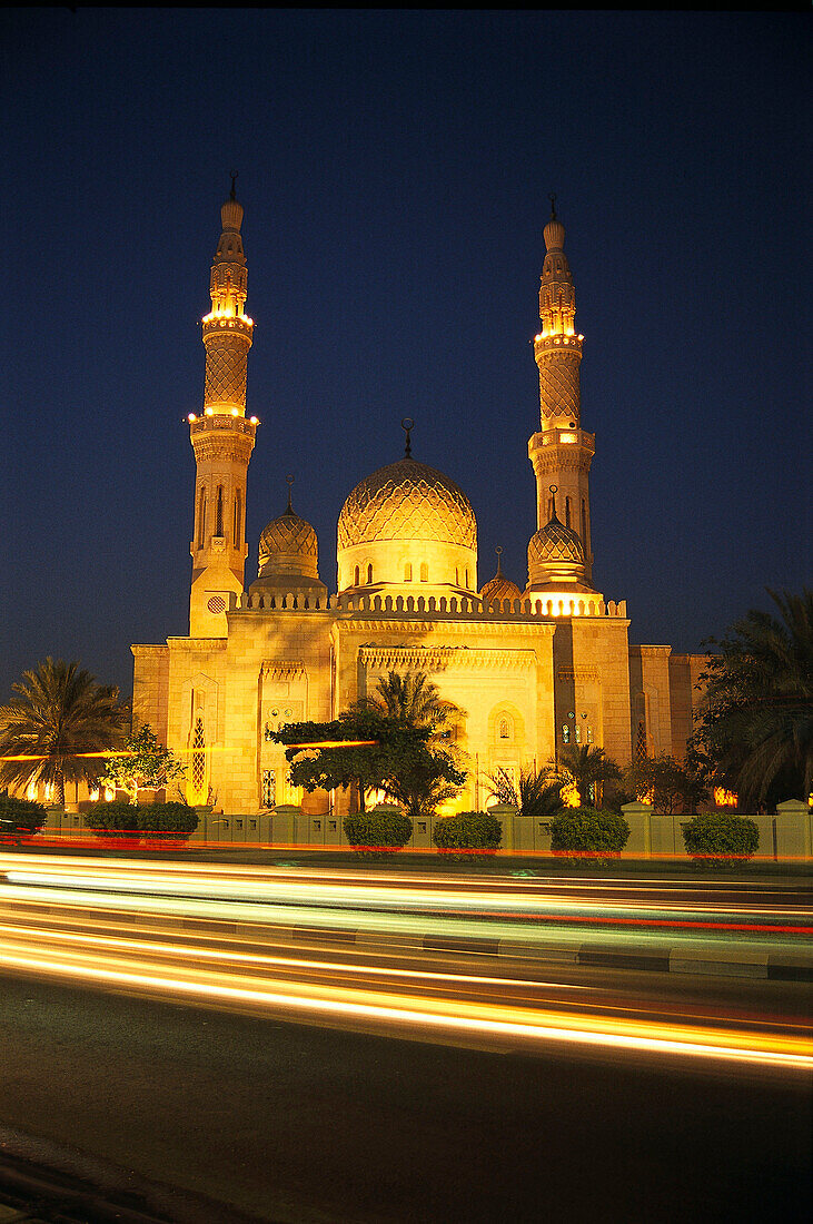 Die beleuchtete Jumeirah Moschee bei Nacht, Dubai, Vereinigte Arabische Emirate, Vorderasien, Asien