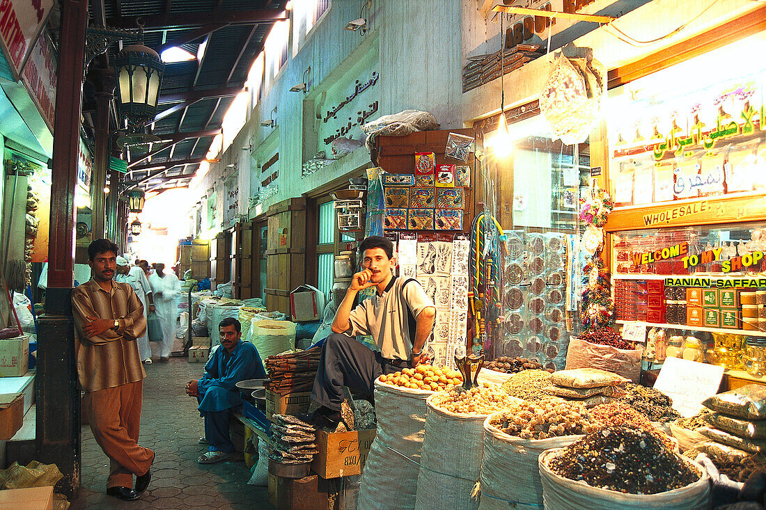 Gewürz Souk, Männer an einem Marktstand, Dubai Stadt, Vereinigte Arabische Emirate, Vorderasien, Asien