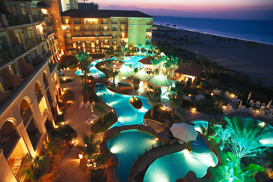 Beleuchteter Pool und Terrasse des Hotel Ritz Carlton bei Nacht, Dubai, Vereinigte Arabische Emirate