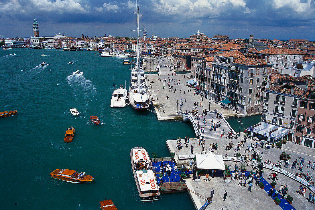 Häuser und Lagune unter Wolkenhimmel, Venedig, Venetien, Italien, Europa