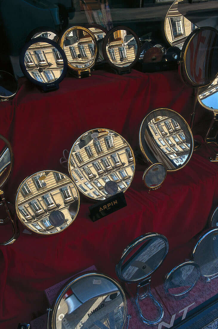 Schaufenster mit Spiegeln, Paris Frankreich