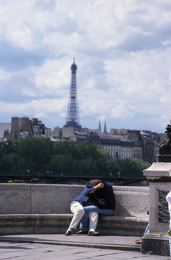 Liebespaar, Eiffelturm, Paris Frankreich