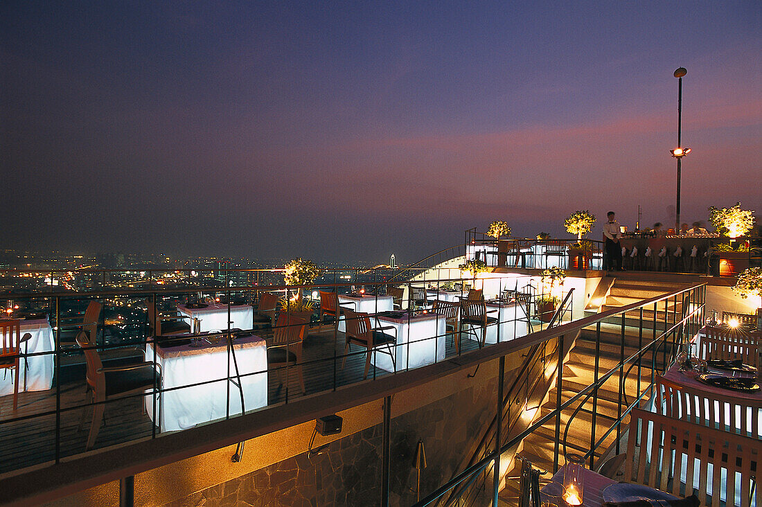 Das Restaurant Vertigo auf der Dachterrasse des Hotel Banyan Tree am Abend, Bangkok, Thailand