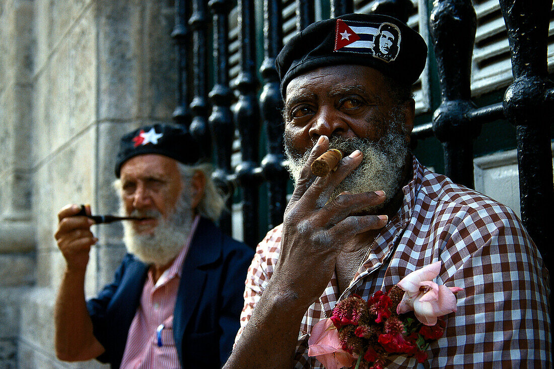 Smoking old Communists, Plaza de Armas Havanna, Cuba