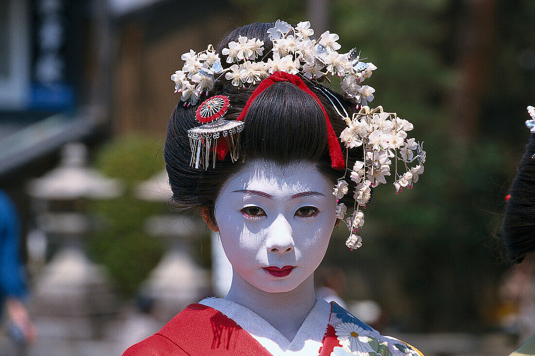 Geisha als Fotomodel, Kiyomizu-dera-Tempel, Kyoto, Japan, Asien