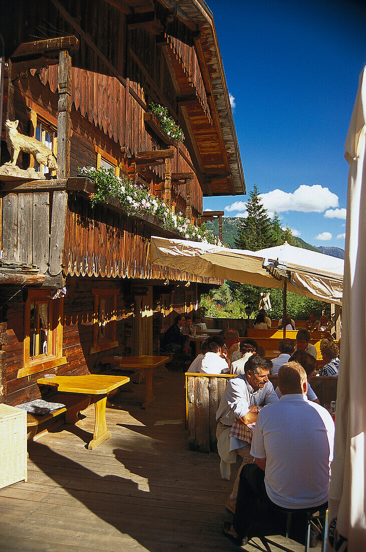 Menschen vor der Stallila Gaststätte im Tauferer Ahrntal, Pustertal, Südtirol, Italien, Europa