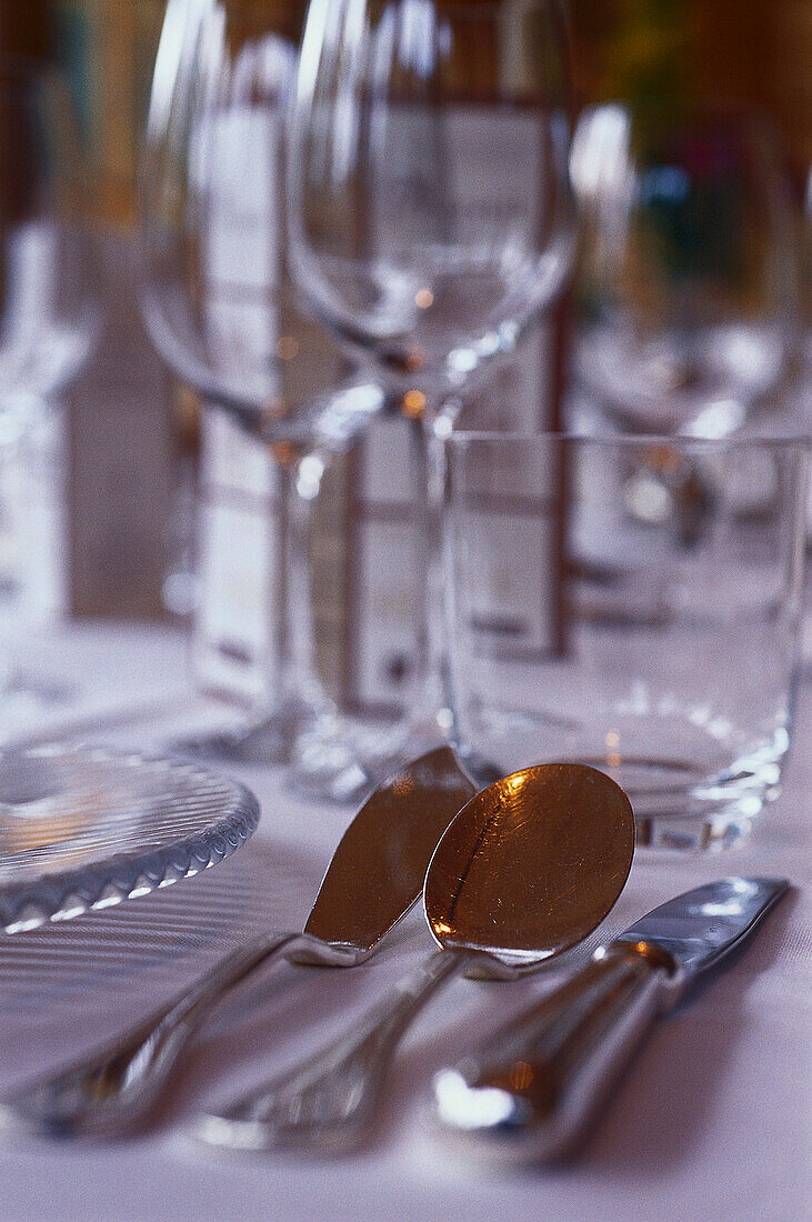 Gedeckter Tisch im Restaurant Schöneck, Mühlen, Pustertal, Südtirol, Italien, Europa