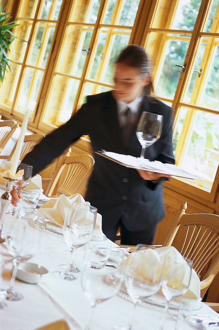 Kellnerin im Restaurant Schöneck, Mühlen, Pustertal, Südtirol, Italien, Europa