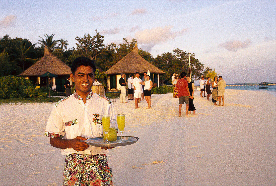 Kellner mit Cocktails am Strand, Hotel Banyan Tree Spa, Vabbinfaru, Malediven, Indischer Ozean