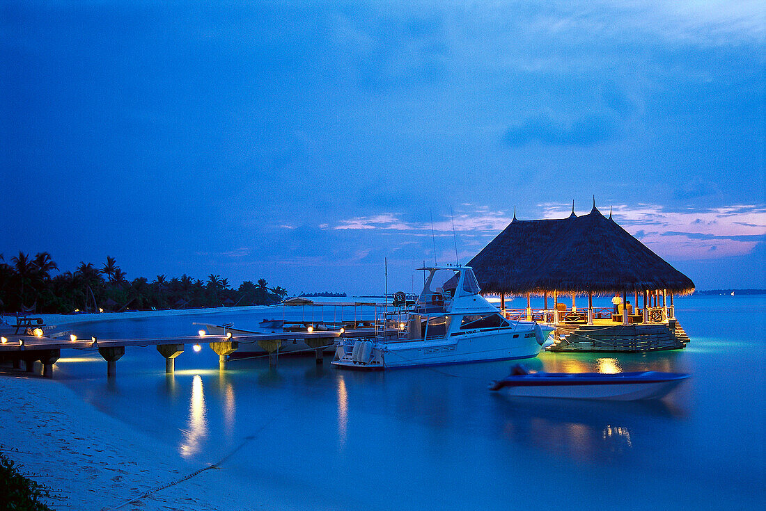 Boote liegen nachts an einem Steg, Four Seasons Resort, Kuda, Hurra, Malediven