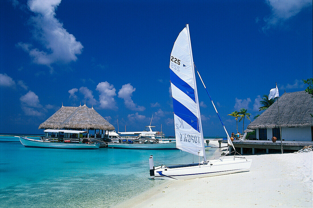 Katamaran am Strand unter blauem Himmel, Four Seasons Resort, Kuda Hurra, Malediven, Indischer Ozean