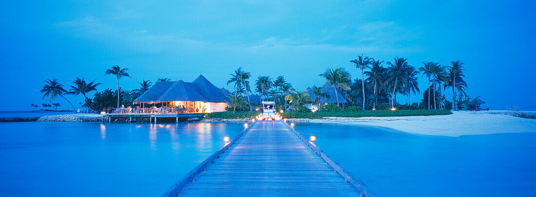 Ein Holzsteg vor dem Four Seasons Resort bei Nacht, Kuda, Hurra, Malediven