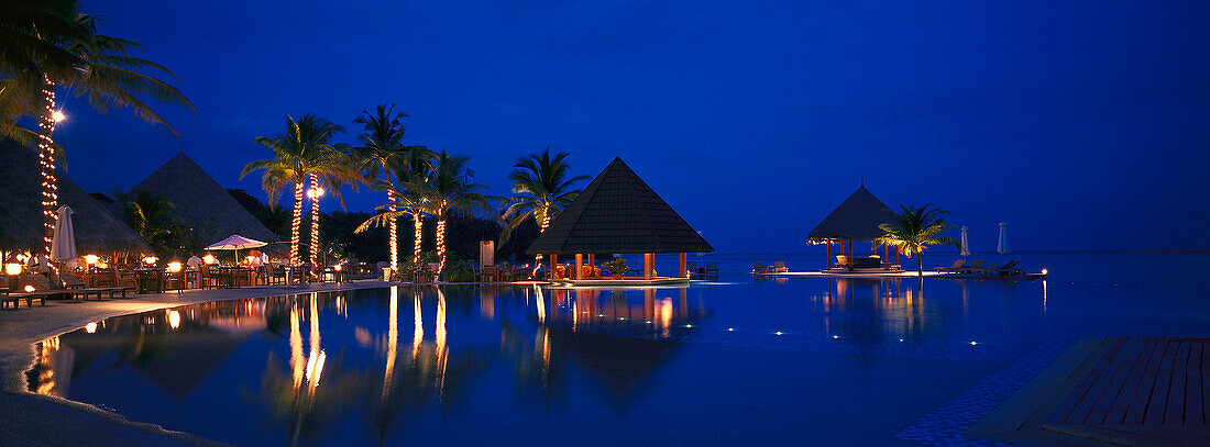 Blick auf den Pool des Four Seasons Resort am Abend, Kuda, Hurra, Malediven