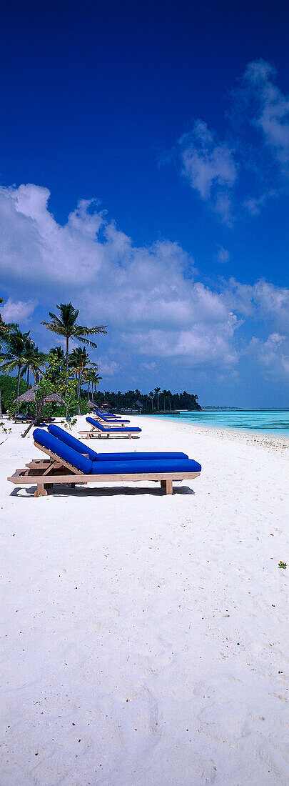 Sonnenliege am Strand unter blauem Himmel, Four Seasons Resort, Kuda Hurra, Malediven, Indischer Ozean