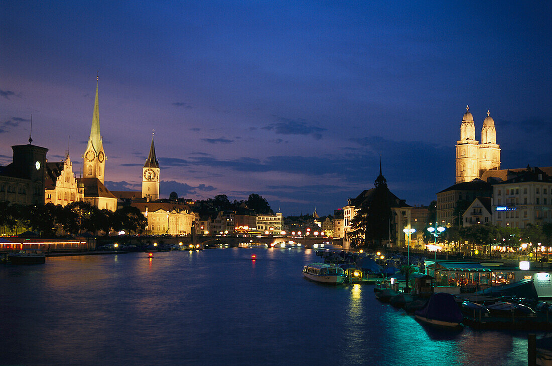 Blick über den Limmat auf Altstadt mit Grossmünster, Fraumünster und St. Peter Kirche am Abend, Zürich, Schweiz