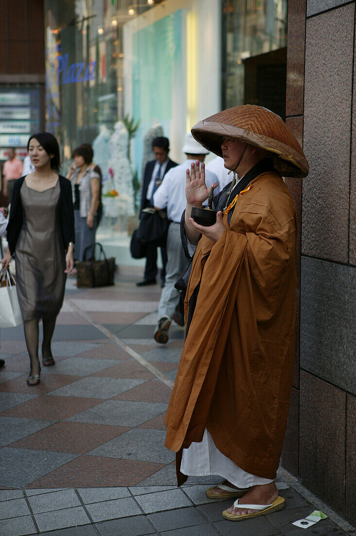 Um Almosen bittender Mönch, Shibuya, Tokio, Japan