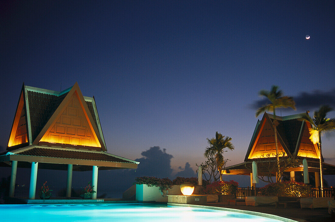 Beleuchtetes Schwimmbad des Royal Meridien Hotel bei Nacht, Koh Samui, Thailand