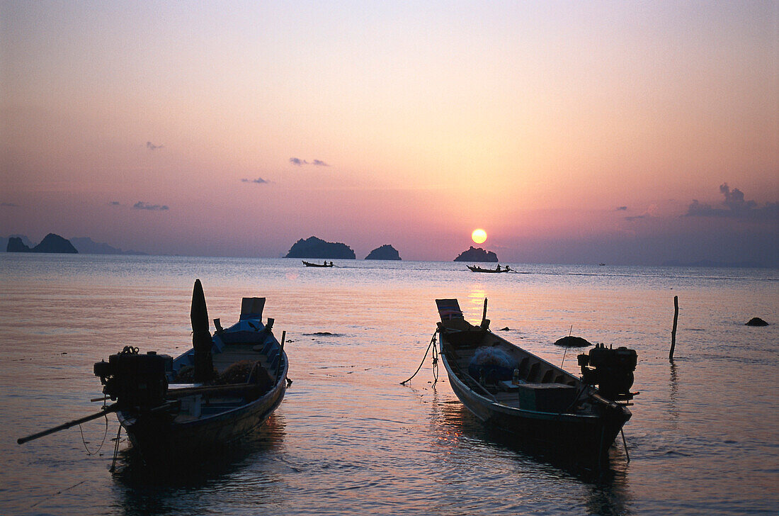 Boote im Wasser bei Sonnenuntergang, Taling Ngam, Koh Samui, Thailand, Asien