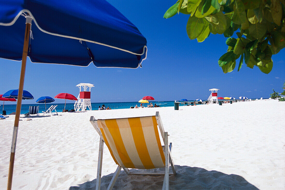 Liegestuhl steht am Strand in der Sonne, Doctors Cave, Montego Bay, Jamaika, Karibik