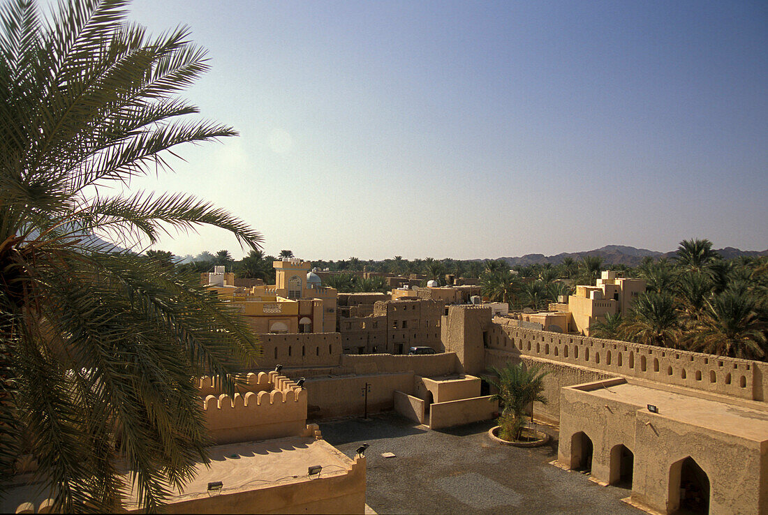 Blick auf das menschenleere Fort im Sonnenlicht, Nizwa, Oman