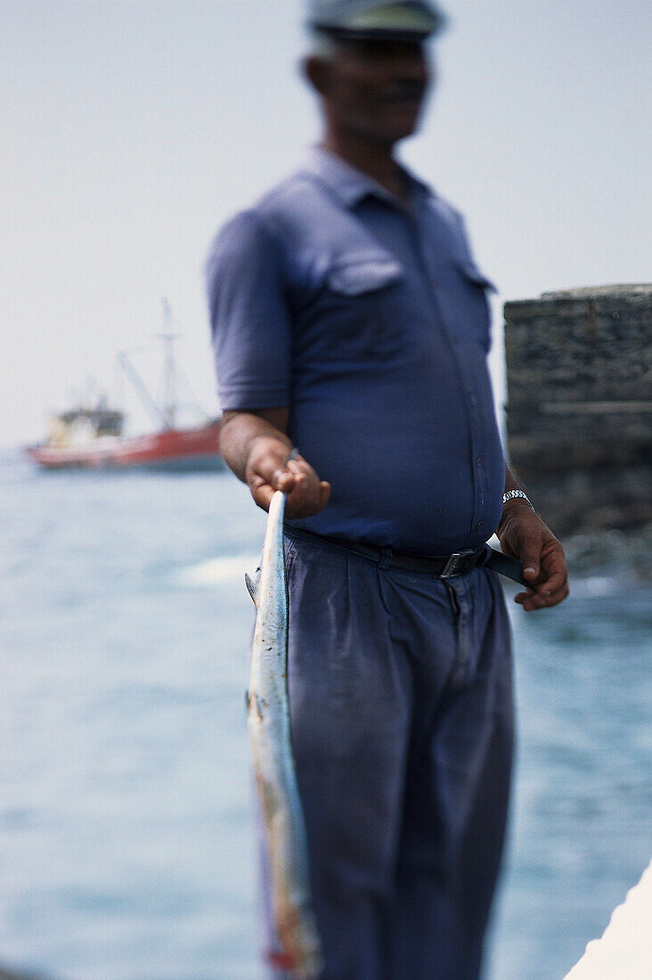 Fischer präsentiert seinen Fang am Hafen von Punta do Sol, Santo Antáo, Kapverden