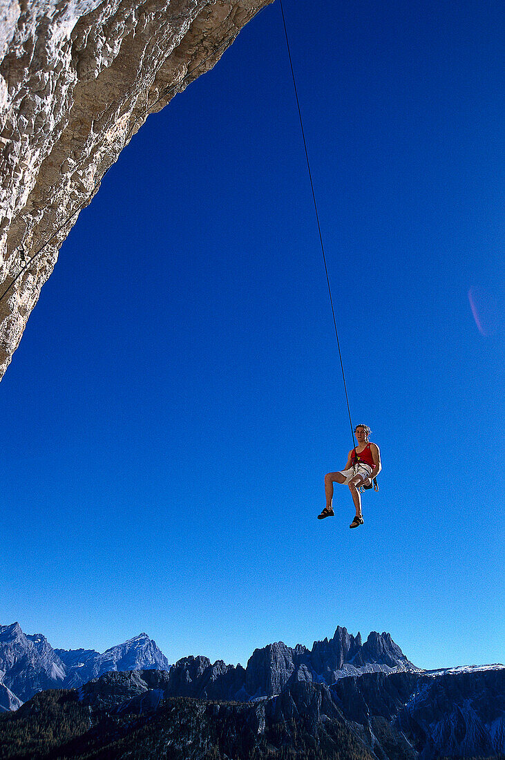 Freeclimber seilt sich ab, Cinque Torri, Dolomiten, Provinz Belluno, Venetien, Italien