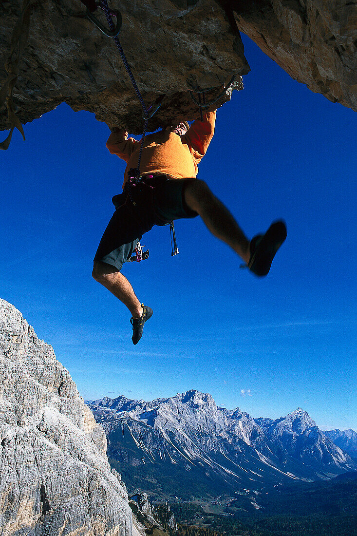 Freeclimber hängt an einem Felsvorsprung, Tofane, Dolomiten, Venetien, Italien