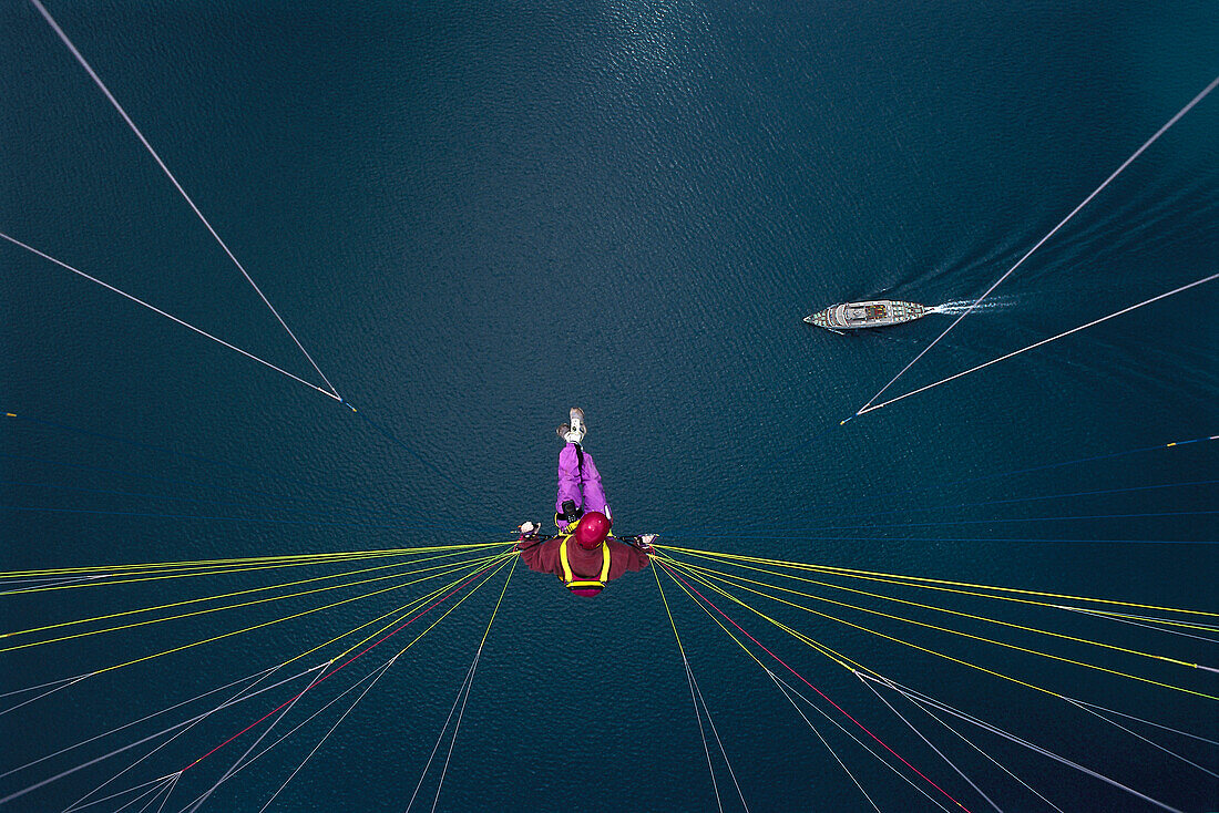 Paraglider schwebt über einem See, Schweiz