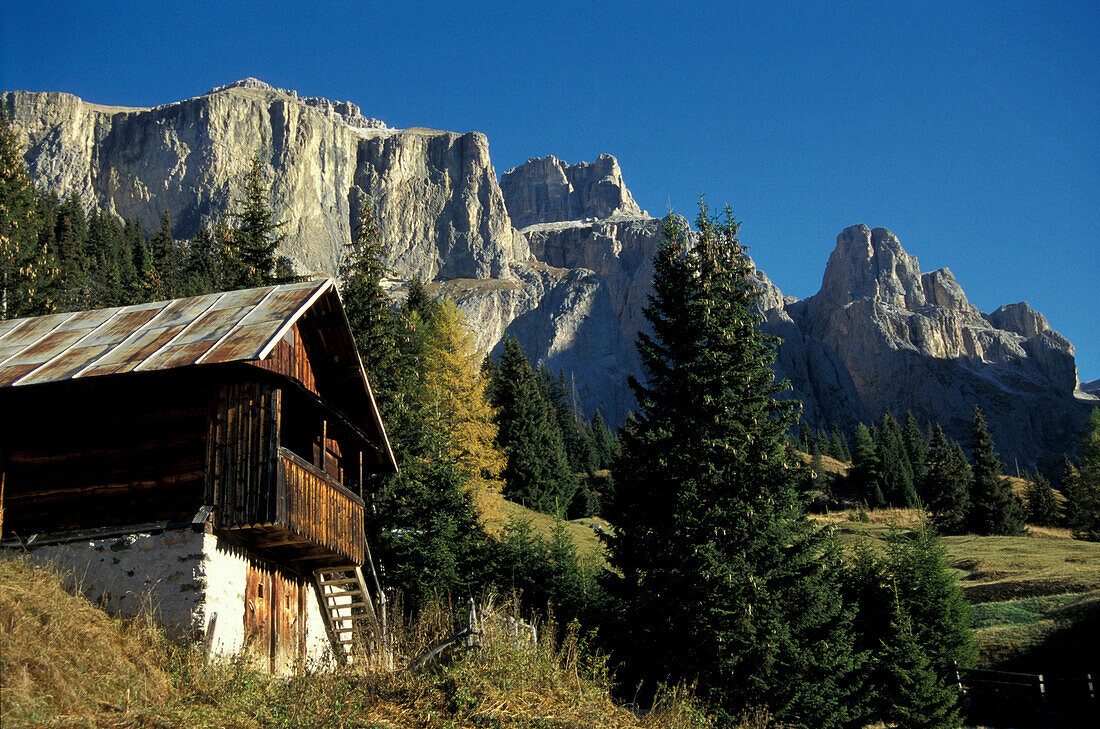 Berghütte auf einer Alm, Dolomiten, Italien