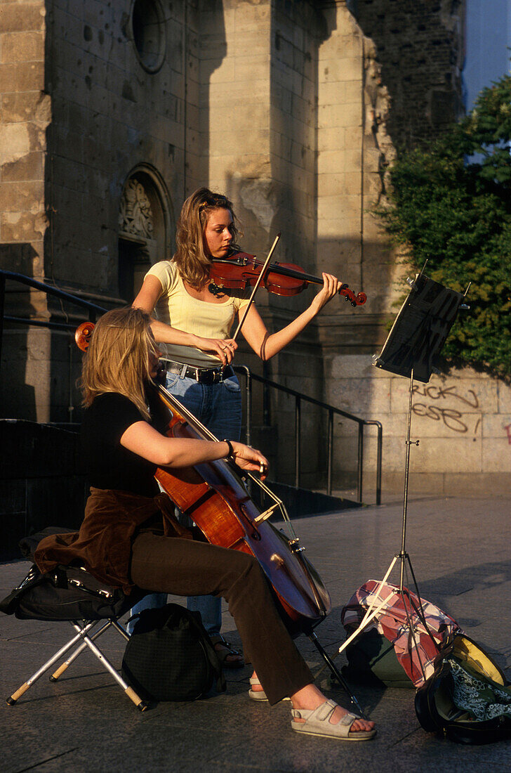 Straßenmsikantinnen, vor Gedächniskirche Berlin, Deutschland