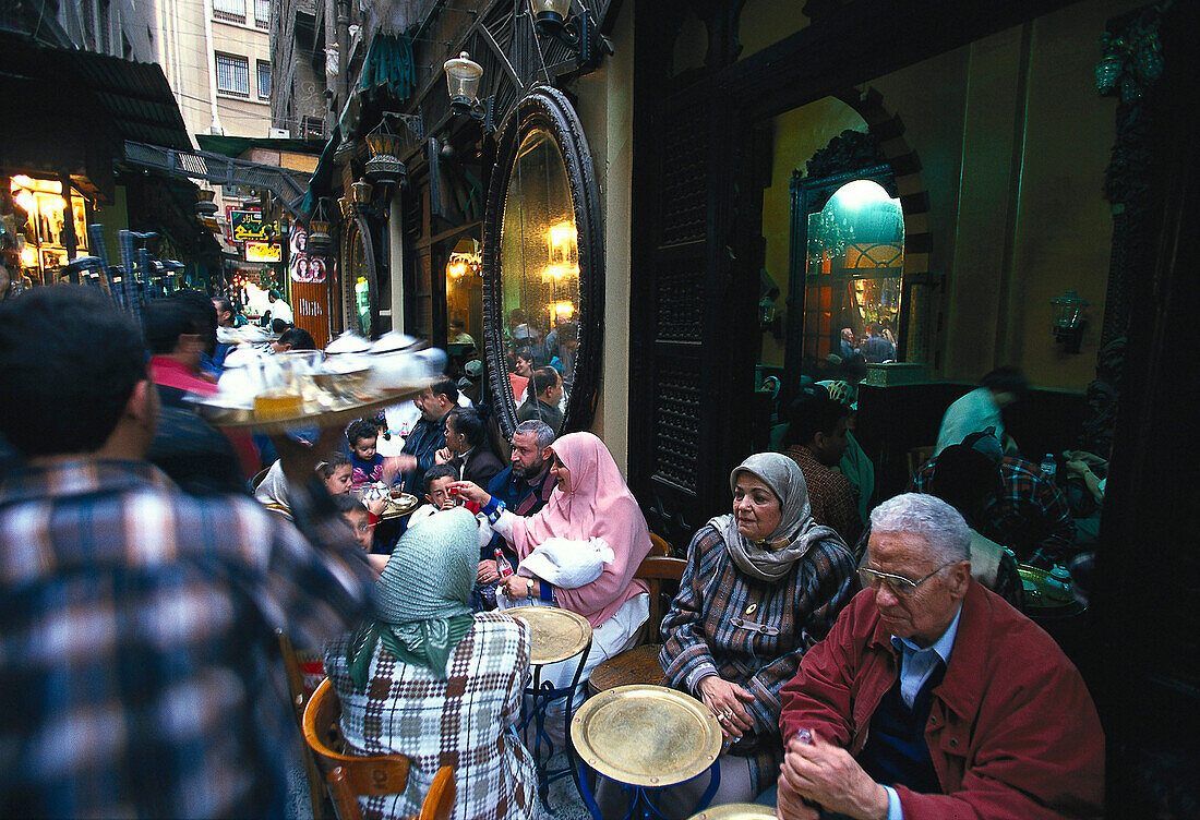Menschen im Café El Fishawy, Kairo, Ägypten